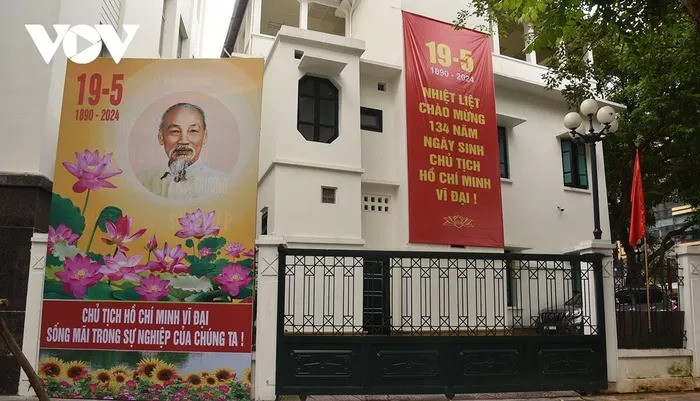 Băng rôn, pa nô về Bác Hồ treo trang trọng trước Trụ sở Quận ủy Hai Bà Trưng