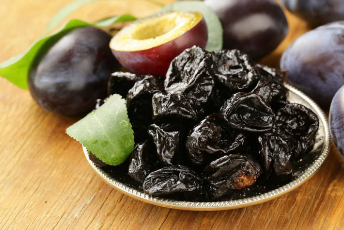 Mận khô chứa nhiều chất xơ, một chất dinh dưỡng được biết đến để làm dịu và tăng tốc độ đi tiêu. Mận cũng chứa các hợp chất sorbitol và phenolic có lợi cho đường tiêu hóa. Vì vậy, ăn mận khô giúp cải thiện tình trạng táo bón rất hiệu quả. Ảnh: hellobacsi.