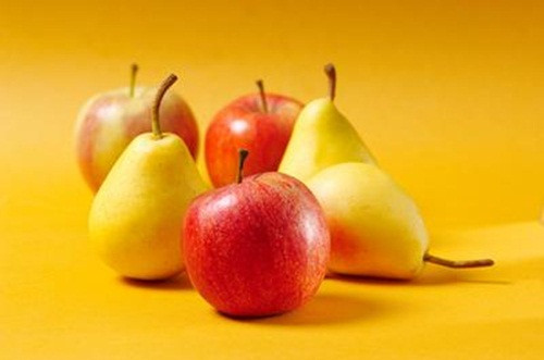 Táo và lê có chứa một số hợp chất giúp cải thiện tiêu hóa, bao gồm chất xơ, sorbitol và fructose. Ảnh: huggies.