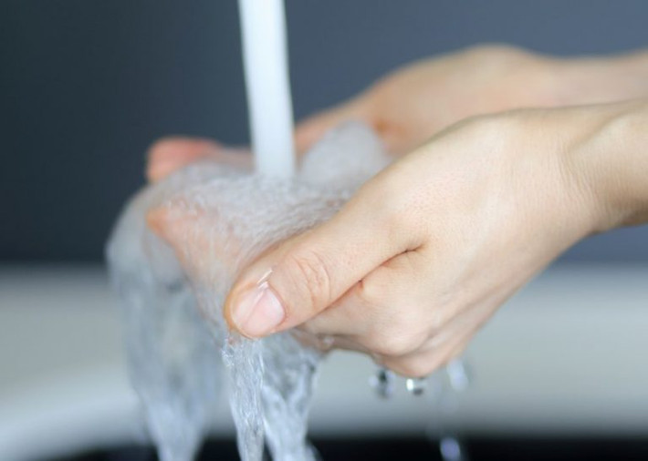 Bước 5: Cùng với đó, bạn nên rửa tay thường xuyên, tiêm phòng cúm và vệ sinh răng miệng sạch sẽ để ngăn ngừa vi khuẩn gây hại có thể lây truyền từ miệng đến phần còn lại của cơ thể, đặc biệt là phổi của bạn. Ảnh: Internet