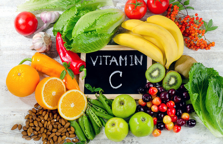 Theo đó, bạn nên ăn thực phẩm giàu vitamin A, C và E và các khoáng chất như kẽm, kali, selen, magie. Ảnh: Internet