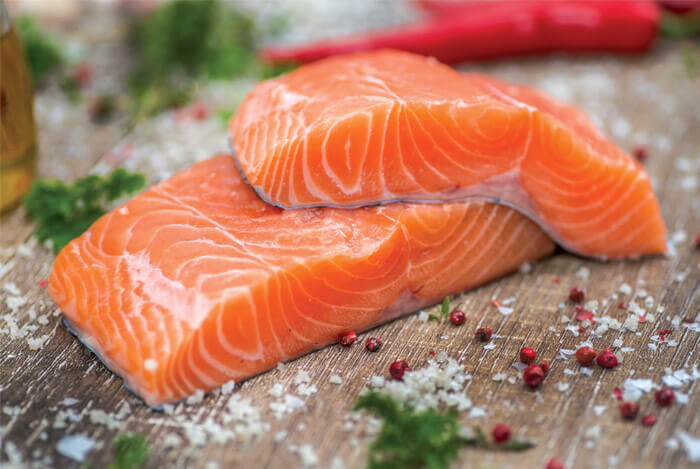 Các loại cá béo rất giàu axit béo omega-3, giúp ngăn ngừa sự tích tụ chất béo dư thừa và duy trì nồng độ enzyme trong gan. Ảnh: legionathletics.