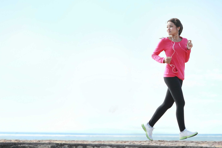 Tập thể dục sẽ giải phóng serotonin và dopamine - nội tiết tố hạnh phúc và giúp bạn tăng cường thể chất, từ đó giúp tinh thần bạn tốt hơn, phấn chấn hơn.