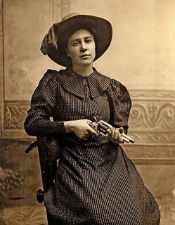 Một câu chuyện li kì khác của miền Viễn Tây hoang dã là về Rose Dunn. Rose có quan hệ tình cảm với một kẻ sống ngoài vòng pháp luật tên là George “Bittercreek” Newcomb. Sau một trận đấu súng, Newcomb quay lại thăm cô nhưng đã anh trai cô đã bắn họ ngay tại chỗ. Anh em nhà Dunn sau đó đã thu được khoản tiền thưởng 5.000 đô. Theo những gì được kể lại, đây là một cái bẫy mà Rose đã tạo ra.