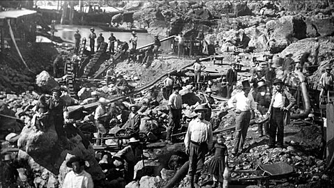 Cơn sốt vàng California bắt đầu nổ ra ở miền Viễn Tây vào năm 1848, thu hút rất nhiều người kéo đến với mong ước trở nên giàu có. Trên ảnh này là những người đã kéo đến miền Tây nước Mỹ thời kì đó để làm công việc đào vàng.
