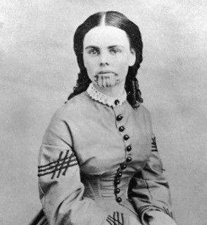 Đây là chân dung Olive Ann Oatman. Gia đình cô bị bắt và bị giết vào năm 1851. Cô và em gái của mình bị Bộ lạc người Mỹ bản địa Arizona bắt giữ và sau đó bán cho bộ tộc Mohave. Em gái cô chết vì đói sau vài năm. Olive đã may mắn và có thể trở lại Hiệp hội Hoa Kỳ sau 5 năm bị giam cầm tại bộ lạc Mohave.
