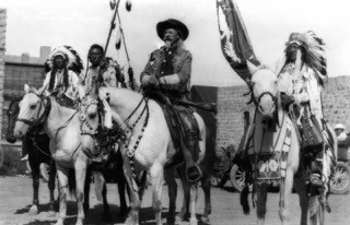 Hình ảnh đây là 1 buổi diễn của Chương trình miền Tây hoang dã của Buffalo Bill. Chương trình này là một trong những chương trình có ảnh hưởng nhất miền Viễn Tây, chỉ tuyển những người trình diễn giỏi nhất. Những chương trình này giống như 1 series tái hiện lại và lãng mạn hóa cuộc sống vùng biên giới Mỹ.