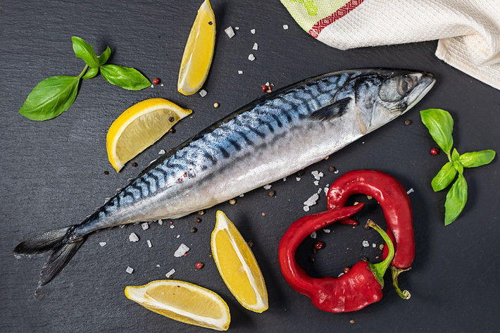 Các loại cá biển như cá thu và cá hồi rất giàu axit béo omega-3 có tác dụng làm giảm sự sản sinh ra prostaglandin - một chất nội tiết có thể gây co thắt của tử cung. Ảnh: vinid.