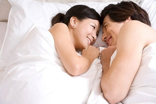 Cũng như tư thế gối đầu tay, tư thế ngủ mặt đối mặt cũng cũng gây ảnh hưởng tiêu cực đến sức khỏe. Ảnh: giadinh.