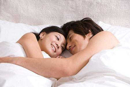 Một tư thế ngủ khác của nhiều cặp vợ chồng khi ngủ đó chính là tư thế mặt đối mặt. Ảnh: cuasotinhyeu.