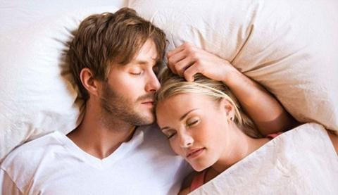 Đối với người vợ, việc gối đầu vào cánh tay người chồng để ngủ trong thời gian dài sẽ tạo áp lực nơi ổ bụng, lâu dần sẽ gây trào ngược thực quản. Ảnh: googleusercontent.
