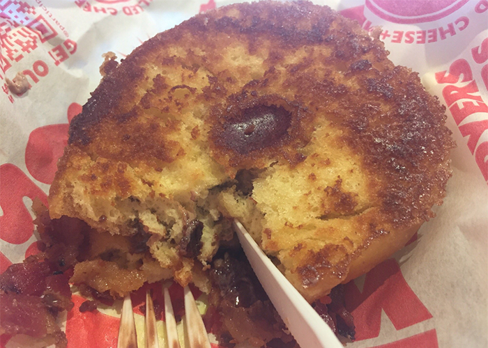 Donut phô mai nướng Chuỗi cửa hàng thức ăn nhanh Tom & Chee đã tạo ra bánh donut phô mai nướng siêu độc. Đây là một trong những món ăn bạn không nên bỏ qua.