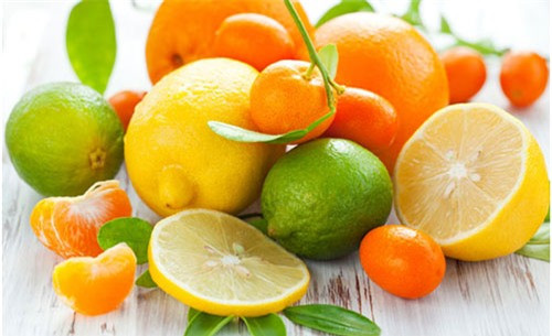 Cam, chanh, quýt Mùa hè chúng ta thường dễ mắc phải các bệnh như cảm nắng, sốt... do thời tiết oi bức cùng sự phát triển của vi khuẩn. Cam, quýt chứa nhiều vitamin C, rất tốt để tăng cường khả năng miễn dịch của cơ thể trước những đợt nắng nóng.