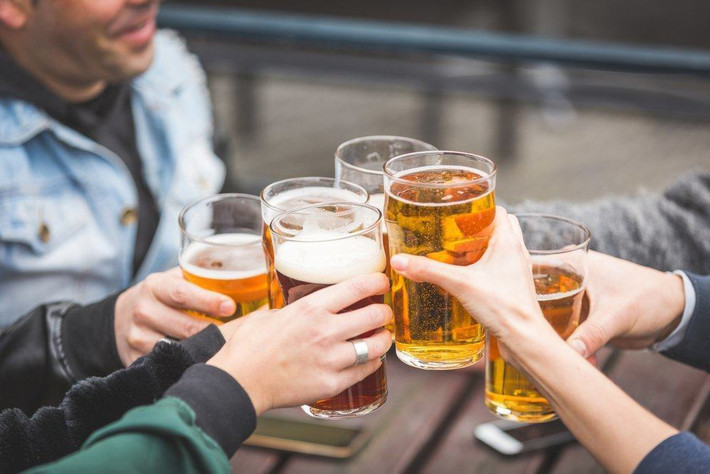 Hạn chế bia rượu Mùa nóng, mọi người thường muốn uống rượu, bia cho mát, nhưng điều này hoàn toàn sai lầm. Khi nắng nóng càng nên hạn chế rượu bia hoặc cà phê bởi các chất cồn và caffein sẽ làm bạn bị mất nước nhiều hơn, làm bạn dễ bị đột quỵ do nắng nóng hơn.
