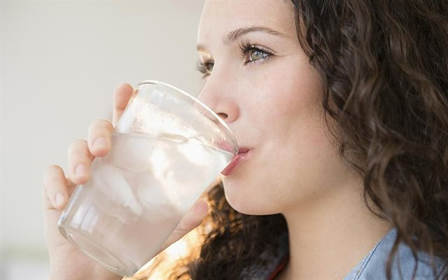 Uống nước đá khi khát Sau khi đi ngoài trời nắng, bạn có cảm giác thèm một cốc nước mát lạnh, đặc biệt là các loại nước ngọt có ga để giảm cơn khát.