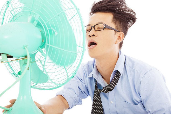 Thổi thẳng quạt vào người Để tránh nóng, nhiều người có thói quen bật quạt xối thẳng vào người và không đổi hướng trong một thời gian dài, khi đi ngoài nắng về và khi đi ngủ.