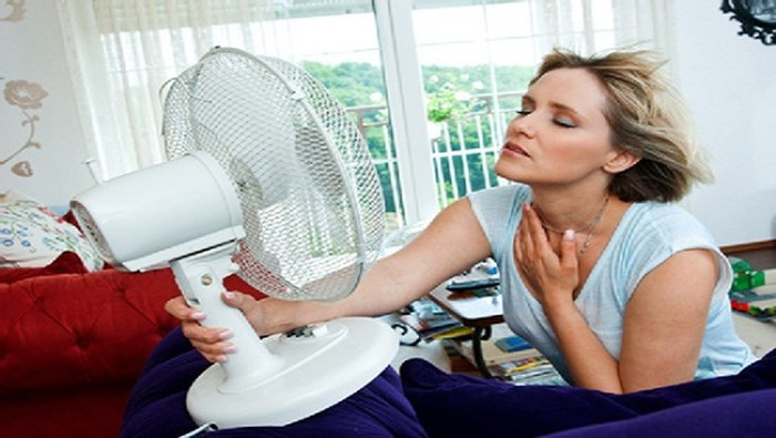 Cách làm này khiến bài tiết mồ hôi bị mất cân bằng, ảnh hưởng tuần hoàn máu, dễ khiến khi ngủ dậy thấy cảm giác nặng đầu, váng vất, cơ thể bứt rứt khó chịu, thậm chí có thể bị trúng gió, đau vai gáy, cứng hoặc ngoẹo cổ... Nặng hơn là bị trúng gió, hội chứng vai gáy, cần phải có bác sĩ điều trị.