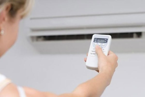 Dùng điều hòa quá lạnh Sai lầm lớn của nhiều người là dùng điều hòa với nhiệt độ thấp nhất ngay sau khi tiếp xúc với nhiệt độ nắng nóng ngoài trời.