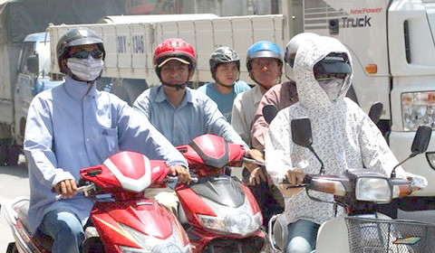 Ra ngoài khi nắng nóng cực điểm Nắng nóng cực điểm là lúc 11h trưa đến khoảng 15h nên việc đi ra ngoài lúc này sẽ dễ khiến cho cơ thể dễ mất nước. Việc đi ra ngoài thường xuyên vào thời điểm này có thể dẫn đến tình trạng say nắng.