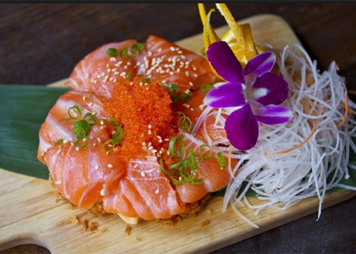 Sushi Pizza Một đầu bếp sushi Nhật Bản tại nhà hàng Atami Sushi ở Montreal, Quebec đã phát minh ra món ăn này. Sushi pizza có lớp vỏ bánh gạo chiên, phủ sốt cà chua, phô mai và nhiều loại cá.