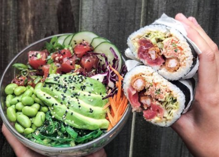 Sushi Burrito Đây là một phiên bản hoàn toàn mới của món burrito đến từ Mexico. Sushi Burrito có phần nhân đa dạng, bao gồm gà giòn, thịt thăn nướng hay quả bơ Nhật Bản, còn phần vỏ được làm bằng rong biển và cơm kiểu Nhật Bản.