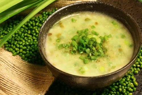 Chính vì thế, các món ăn được chế biến từ đậu xanh là lựa chọn hàng đầu cho bạn vào mùa hè nóng bức này vì nó không chỉ hạ nhiệt, giải độc cho cơ thể mà còn là thực phẩm bổ dưỡng, dễ ăn cho mọi người.
