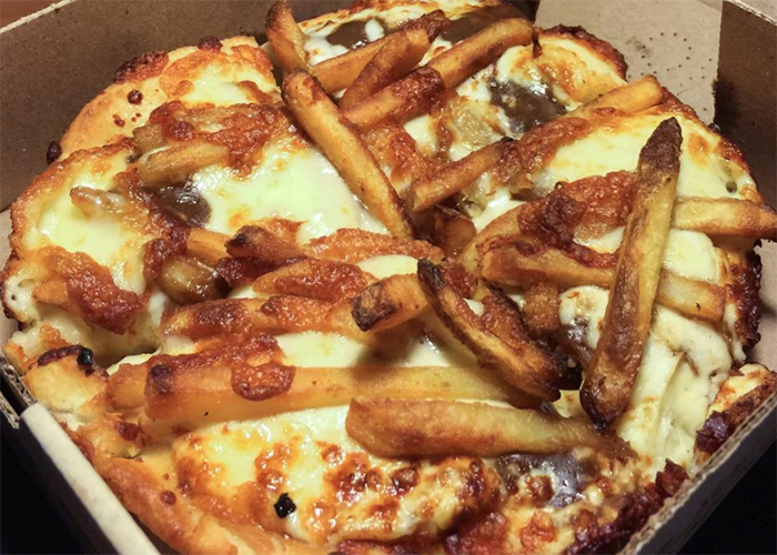 Poutine Pizza Hãng Pizza Huts của Canada đã chứng minh khả năng sáng tạo không ngừng bằng cách tạo ra món ăn ngon Poutine Pizza - bánh pizza phô mai thông thường với khoai tây chiên kiểu Pháp, nước thịt và sữa đông. Một chiếc bánh pizza poutine chứa 690 calo.