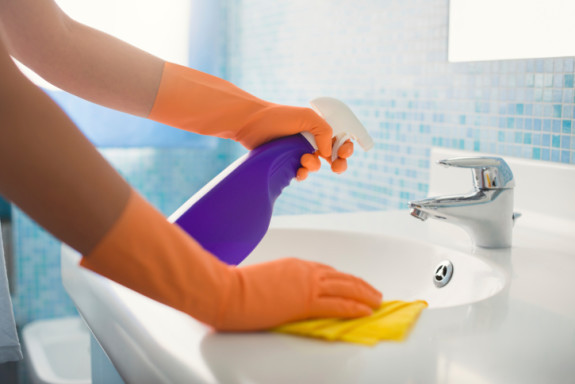 Sử dụng nhà tiêu hợp vệ sinh, thường xuyên cọ rửa nhà tắm, nhà vệ sinh sạch sẽ.