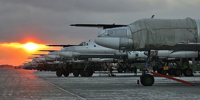 Đáng chú ý, Lực lượng Không quân Ukraine cho biết họ đã ghi nhận sự xuất phát của 9 máy bay ném bom chiến lược Tu-95MS xuất phát từ sân bay Olenya ở vùng Murmansk của Nga. Tu-95 là trụ cột trong các cuộc không kích của Nga vào Ukraine, có thể phóng tên lửa hành trình tấn công mục tiêu mà không phải đi vào khu vực nằm trong tầm bắn của hệ thống phòng không Ukraine.