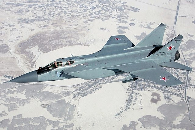 Sau tuyên bố trên của Tổng thống Putin, người phát ngôn của lực lượng Không quân Ukraine, ông Yury Ignat cho biết, mỗi khi tiêm kích MiG-31 Nga cất cánh có mang theo tên lửa Kinzhal thì cảnh báo không kích sẽ được ban bố trên toàn lãnh thổ Ukraine. Ông Ignat cảnh báo, Không quân Nga có thể tấn công Ukraine bằng tên lửa Kinzhal từ cả hướng bắc, hướng đông, cũng như trên Biển Đen.