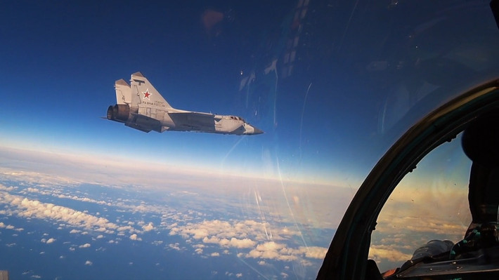 Bộ Quốc phòng Nga từng tuyên bố : “Phi hành đoàn trên máy bay chiến đấu MiG-31 thuộc Hạm đội phương Bắc đã thực hành các yếu tố của một cuộc chiến trên không ở tầng bình lưu”. Trong hoạt động diễn tập, máy bay chiến đấu MiG-31 đã bay lên độ cao ấn tượng hơn 11.000 m để đánh chặn và vô hiệu hóa một mục tiêu mô phỏng.