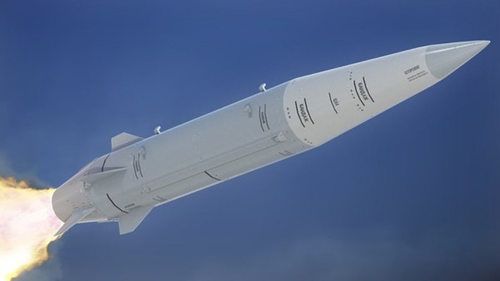 Tên lửa được phóng từ độ cao khoảng 20 km với tốc độ ít nhất là 1.500 km/h. Với tốc độ tối đa gấp 8-10 lần tốc độ âm thanh, độ sát thương của tên lửa Kinzhal rất lớn và gần như không thể bị đánh chặn. Phạm vi hoạt động của tên lửa Kinzhal là khoảng 1.500 - 2.000km. Nhưng đó không phải là tất cả. Theo National Interest, năng lực của tiêm kích MiG-31 hiện vẫn là "sự bí ẩn đối với phương Tây".