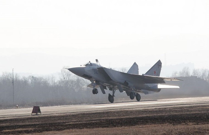 Theo truyền thông Ukraine, mỗi khi MiG-31 cất cánh, cảnh báo không kích lại vang lên trên khắp lãnh thổ Ukraine, gây ra sự gián đoạn đáng kể cho nền kinh tế. Giới quan sát cho biết, Nga đã buộc Ukraine phải tạm dừng phần lớn các hoạt động kinh tế bằng cách điều động MiG-31 bay lên từ căn cứ quân sự.