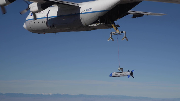 Tuy nhiên, Cơ quan nghiên cứu dự án tiên tiến quốc phòng Mỹ (DARPA) năm 2020 đã phóng thành công UAV X-61A Gremlin từ máy bay vận tải quân sự đang bay, nhưng không thu hồi được do chiếc UAV gặp sự cố và rơi xuống biển.