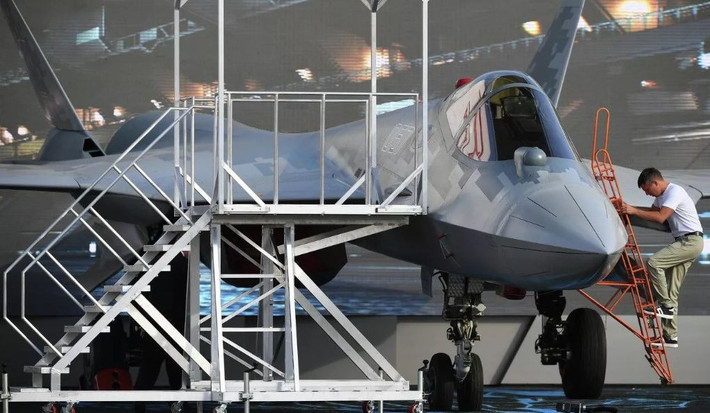 Vào tháng 4/2021, một nguồn tin trong ngành vũ khí Nga cho biết, tiêm kích Su-57 sẽ được nâng cấp phần cứng và phần mềm để có thể điều khiển nhiều UAV cỡ nhỏ cùng lúc. Nguồn tin này cũng tiết lộ thêm, Nga đang xây dựng một cơ sở để kiểm tra cách thức UAV tương tác với máy bay chiến đấu.