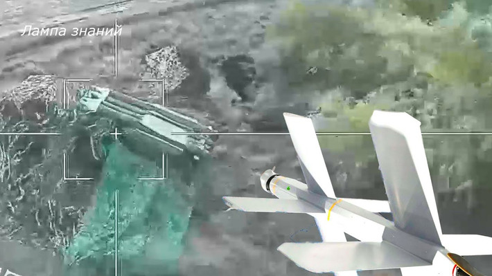 Su-57 có thể phóng hàng chục UAV cùng lúc để có thể xuyên thủng hệ thống phòng không của đối phương bằng cách làm quá tải các kênh thông tin hoặc tập trung đánh vào một điểm cụ thể của lớp phòng thủ, kết hợp với hỏa lực từ chiến đấu cơ tàng hình Su-57.