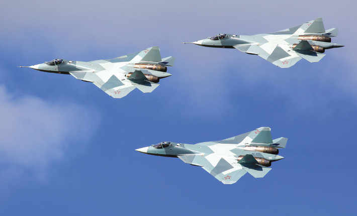 Theo truyền thông Nga, tầm hoạt động của Su-57 là trên 5.500 km. Thời gian qua, Nga liên tục thử nghiệm tích hợp các vũ khí "khủng" như tên lửa siêu vượt âm, bom thông minh và dường như cả vũ khí xung điện từ lên Su-57.