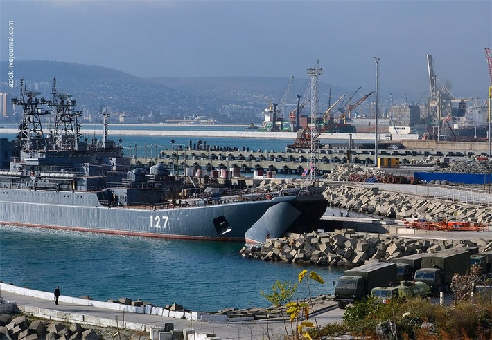 Từ góc độ hậu cần, Nga đang gặp khó khăn khi điều chuyển các tàu đến Novorossiysk và định kỳ đến Tuapse, các cảng nằm ở sườn phía đông Biển Đen, phía đông nam Crimea và cách xa Ukraine hơn.