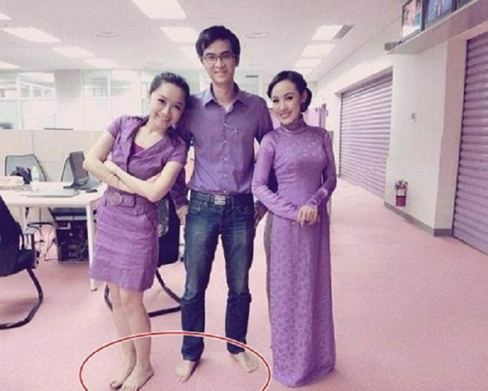Lại thêm bộ 3 MC/BTV trung thành với "mốt" chân đất chụp ảnh khi diện quần áo trang trọng.