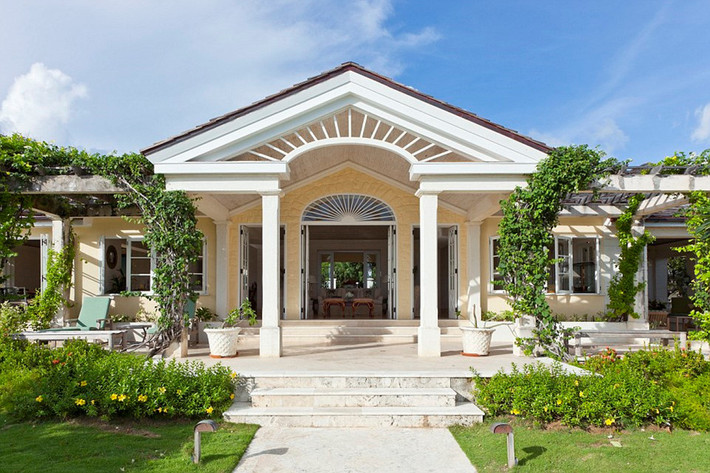 Dinh thự Les Jolies Eaux với kiến trúc tân thời có vị trí đắc địa, nhìn thẳng ra vịnh Gelliceaux. Mảnh đất này là tài sản duy nhất Công chúa Margaret sở hữu trên đảo Mustique. Dinh thự Les Jolies Eaux là một trong những khu nghỉ dưỡng sang trọng bậc nhất hòn đảo riêng biệt, cũng là “đứa con tinh thần” của nhà thiết kế nổi tiếng Oliver Messel. Ảnh: Daily Mail.