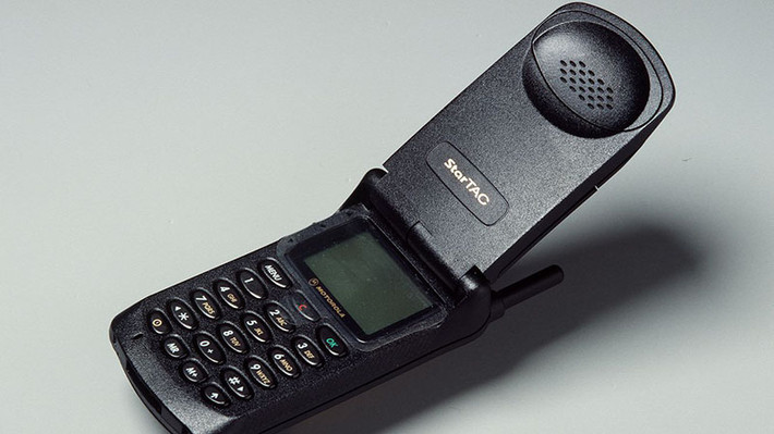 Có thể bạn chưa biết, chiếc điện thoại di động thương mại đầu tiên – DynaTAC do Motorola sản xuất. Họ cũng tạo ra chiếc điện thoại nắp gập đầu tiên là StarTAC.
