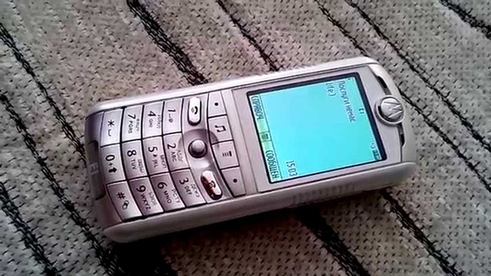 ROKR E1 ra đời, đánh dấu sự hợp tác giữa Motorola và Apple. Bạn có thể kết nối ROKR E1 với thư viện nhạc iTunes và tải đến 100 bài hát.