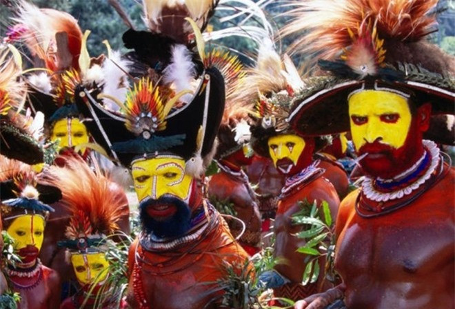 Nghi lễ máu: Người Matausa ở Papua New Guinea thực hiện nhiều nghi lễ để gạt bỏ những ảnh hưởng từ phụ nữ lên nam giới. Các thiếu niên phải dùng một thanh sậy mảnh chọc vào họng để nôn hết những gì có trong dạ dày, sau đó một thanh sậy tương tự được luồn vào mũi để thải hết những ảnh hưởng xấu. Cuối cùng, họ phải chịu nhiều vết đâm vào lưỡi, để máu thanh tẩy và trở thành người đàn ông thực thụ, thừa kế sức mạnh của cha ông