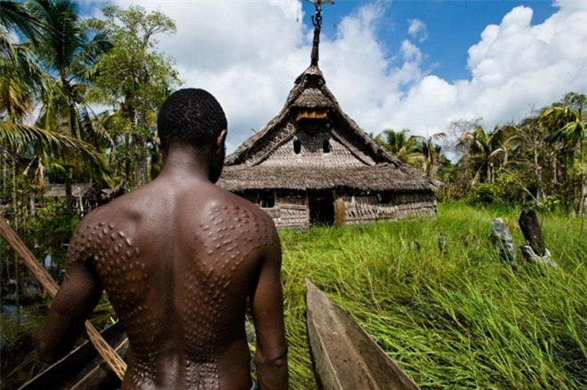 Tạc vảy cá sấu lên người: Với tộc người sống cạnh sông Sepik ở Papua New Guinea, các thiếu niên sẽ chỉ được coi là trưởng thành sau khi chịu đựng những vết cắt để lại sẹo hình vảy cá sấu. Bộ tôc này tin rằng vị thần cá sấu sẽ nuốt hết những điều non nớt của một thiếu niên, và nhả ra một người đàn ông thực thụ. Ngoài ra, các thiếu niên phải trải qua nghi lễ để vững vàng hơn về tinh thần, trong đó họ bị gọi và đối xử như một phụ nữ.
