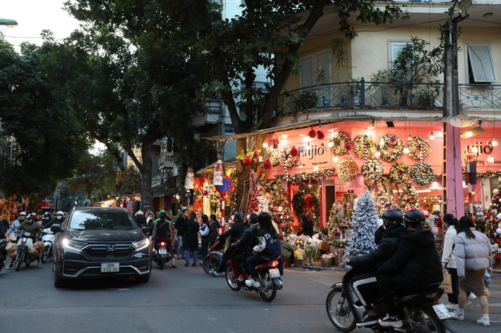 Giáng Sinh đang đến rất gần, phố Hàng Mã (quận Hoàn Kiếm, Hà Nội) lại được thay áo mới, rực rỡ sắc màu thu hút đông đảo du khách và người dân Hà Nội. Đây là địa điểm nổi tiếng bày bán những món đồ trang trí mỗi dịp lễ, tết.