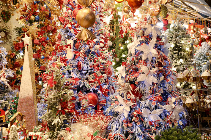 Cây thông Noel được trang trí bằng những hộp quà, ngọn đèn điện sáng lung linh sắc màu.