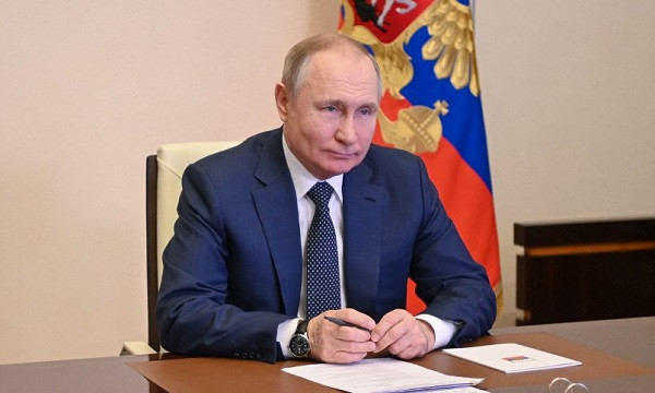Theo Kremlin, Tổng thống Putin có thể nói thành thạo hai ngoại ngữ là tiếng Đức và tiếng Anh.
