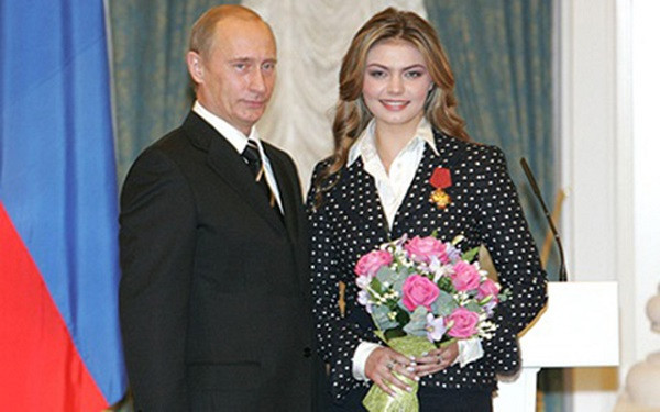 Ngoài hai con gái với vợ cũ, ông Putin được cho là có một người con khác với tình tin đồn Alina Kabaeva, tuy nhiên thông tin thất thiệt này sau đó đã bị phủ nhận.