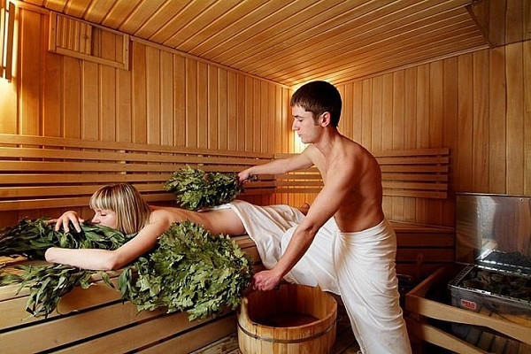 Khi tắm trong banya, người trải nghiệm sẽ "bị đánh" bằng chổi trong căn phòng đầy hơi nước gần 100 độ C.