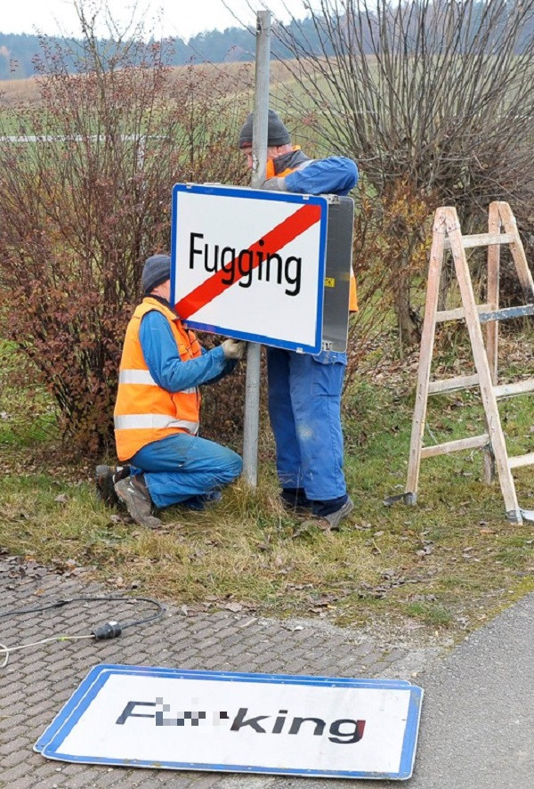 Năm 1303, nó được đánh vần là Fukching. Đến năm 1532, cách đánh vần đổi thành Fugkhing. Vào thế kỷ 18, nó được viết thành "Fucking".